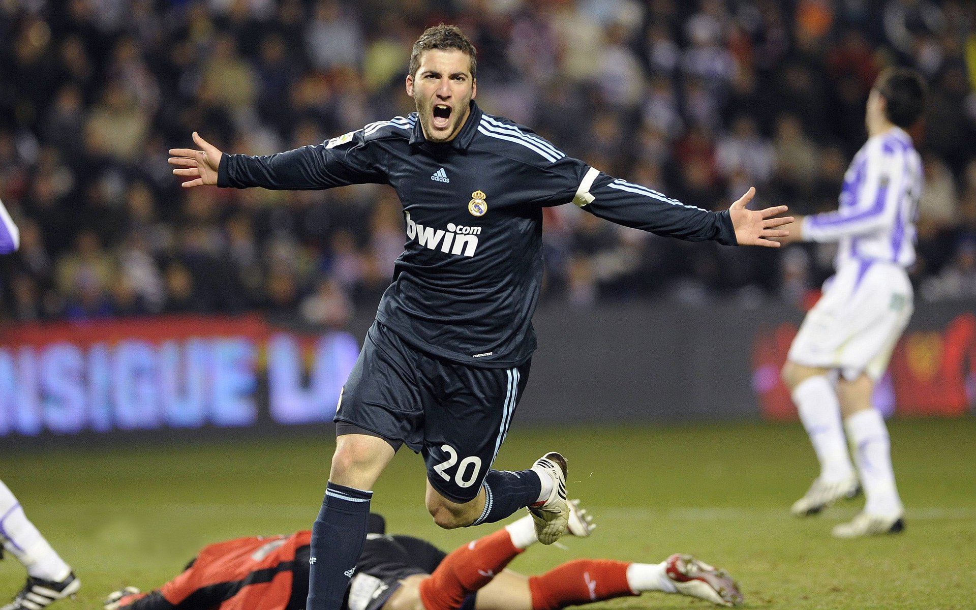 欧冠小组赛：那些比赛中的令人难忘狂欢场景，欧冠小组赛比赛地点