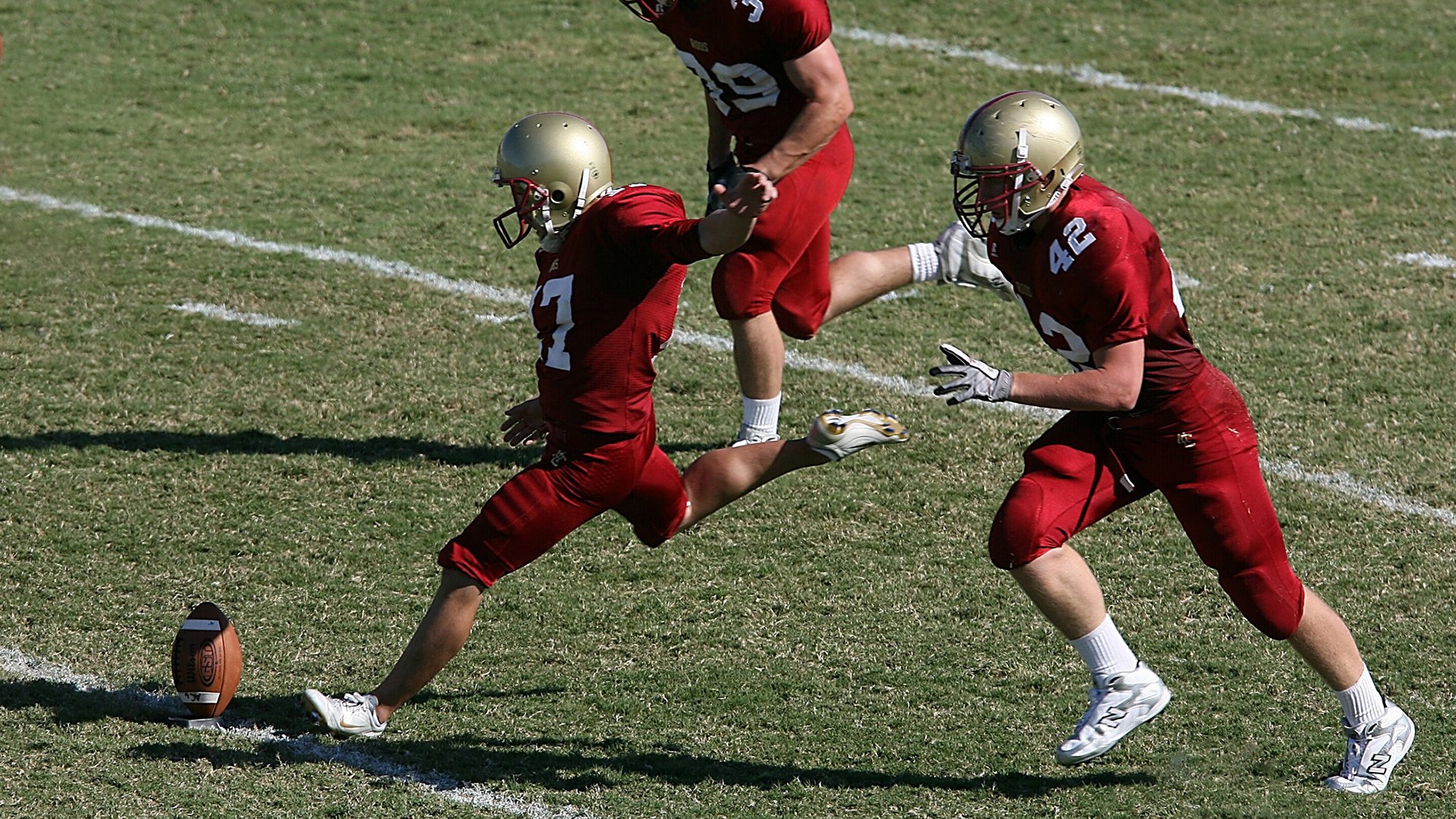 特色篮球元素融入城市夜景,营造文化氛围,篮球场夜景壁纸图片