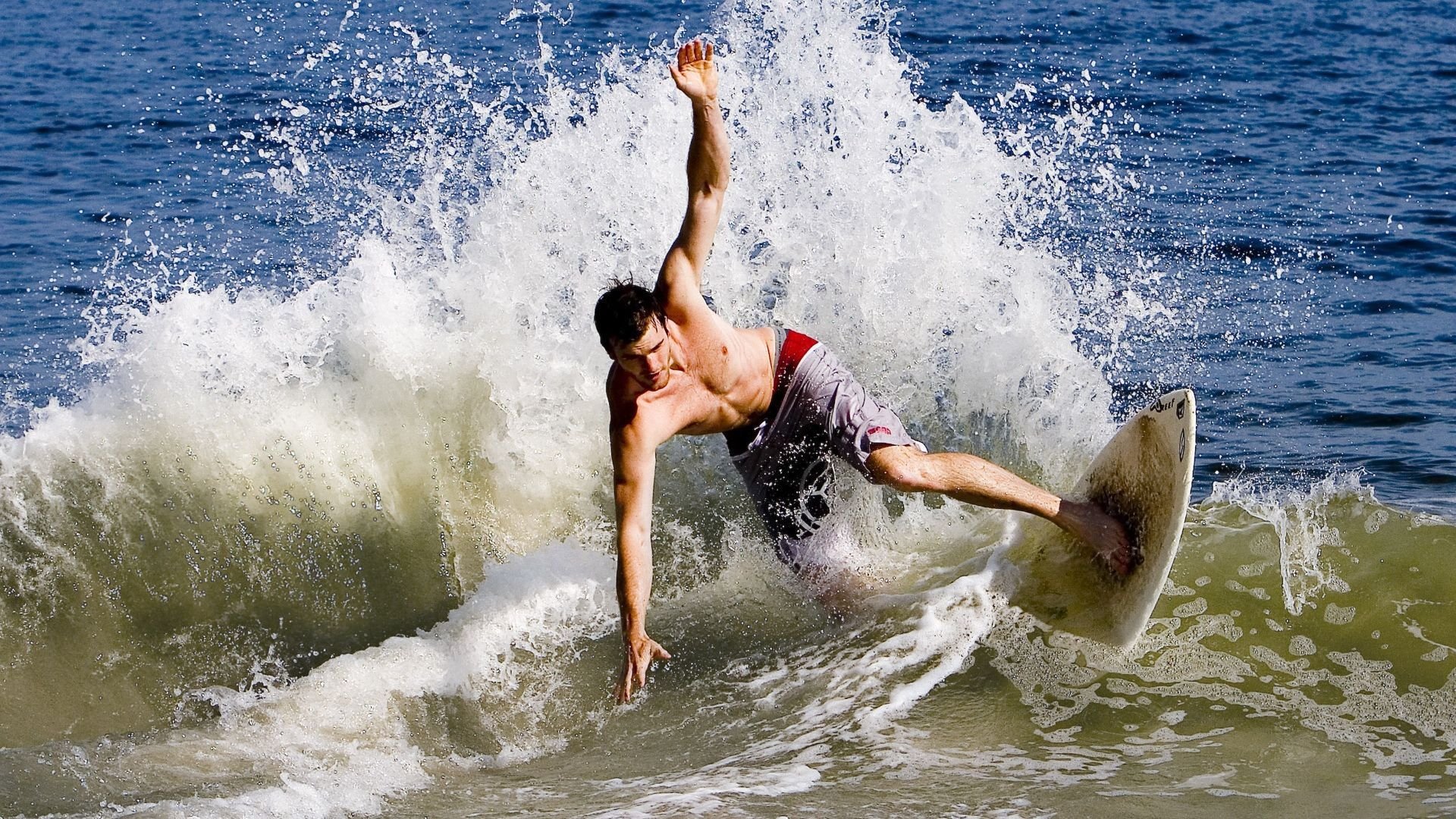 英超冲刺阶段，精彩反击和神级扑救成焦点，英超冲刺速度